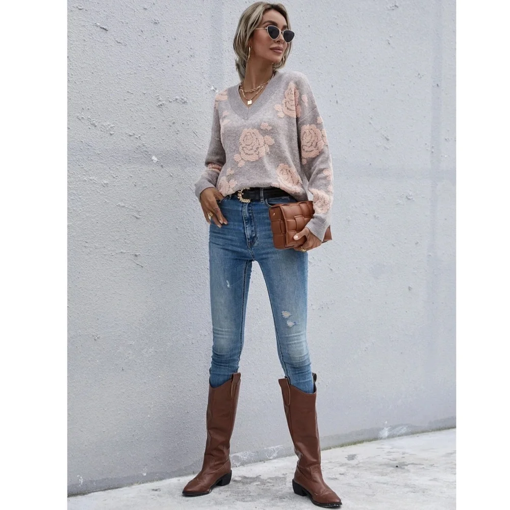 Rose Pattern Grey Knit V-Neck Sweater - Picture 5 of 7